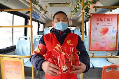 “国际幸福日”坐青岛“幸福号”公交晒幸福 可以领福袋