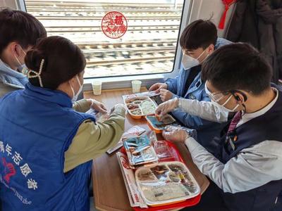 新春走基层|温暖与爱的接力--山东青岛志愿者助力视障人士春运返程